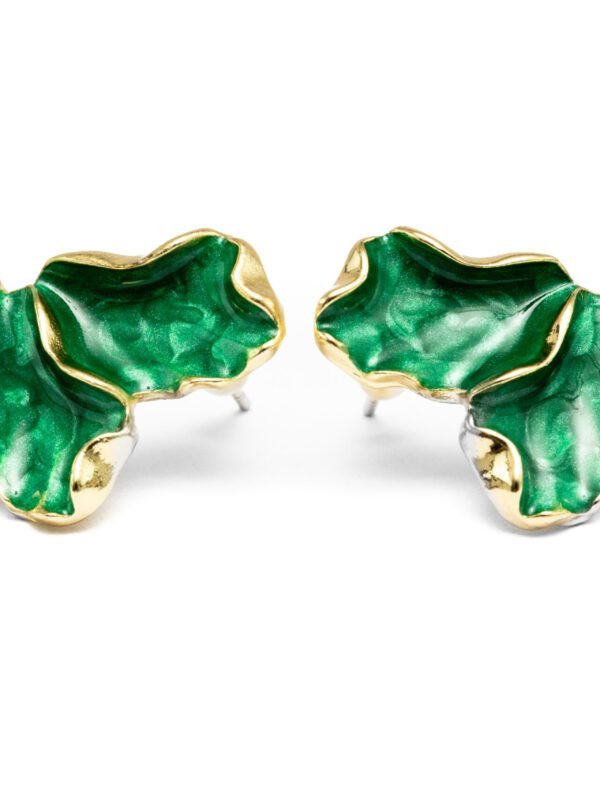 Boucles d’oreilles Légèreté Verte plaquées or, ornées d’un design organique en résine verte marbrée. Une pièce élégante et artistique, parfaite pour ajouter une touche de fraîcheur et de sophistication à votre style.