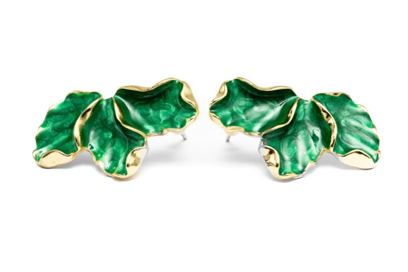 Boucles d’oreilles Légèreté Verte plaquées or, ornées d’un design organique en résine verte marbrée. Une pièce élégante et artistique, parfaite pour ajouter une touche de fraîcheur et de sophistication à votre style.