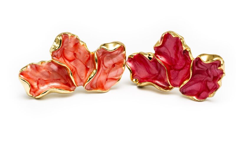 Boucles d’oreilles Légèreté Rose plaquées or, ornées d’un design organique en résine rose marbrée. Une création élégante et féminine, idéale pour illuminer votre tenue avec une touche de douceur et de raffinement.