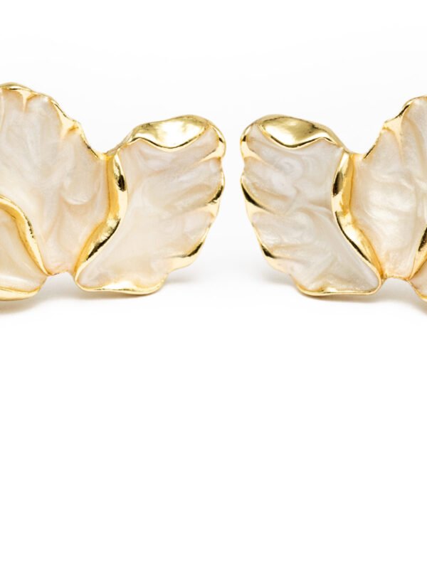 Boucles d’oreilles Légèreté Beige plaquées or, ornées d’un design organique en résine beige marbrée. Une pièce chic et subtile, parfaite pour apporter une touche de sophistication naturelle à votre tenue.