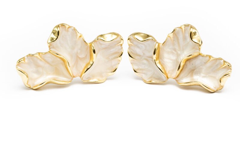 Boucles d’oreilles Légèreté Beige plaquées or, ornées d’un design organique en résine beige marbrée. Une pièce chic et subtile, parfaite pour apporter une touche de sophistication naturelle à votre tenue.