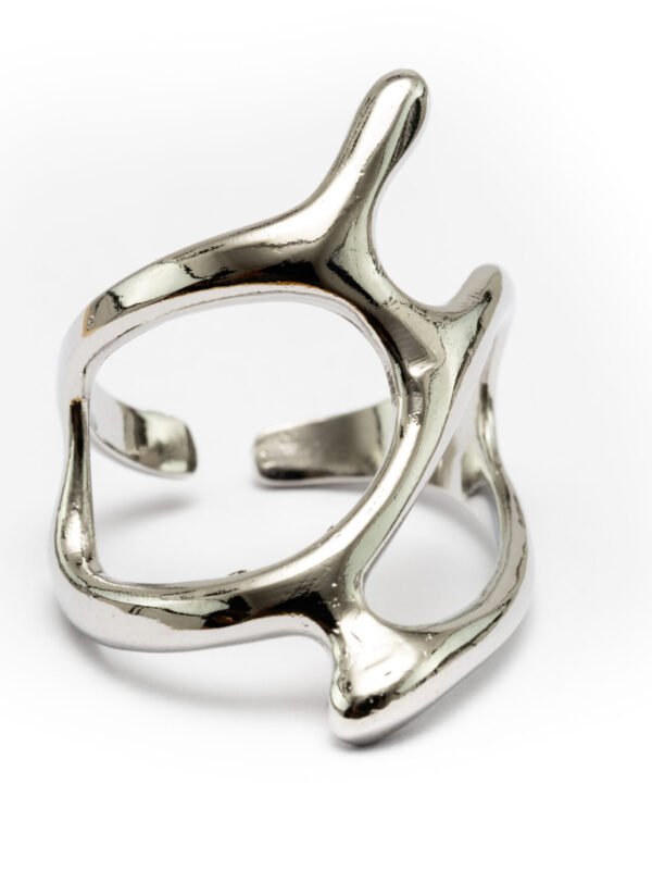 Bague Morphéa en argent sterling 925, au design organique et épuré, inspiré des formes naturelles. Un bijou élégant et contemporain, parfait pour un style minimaliste et raffiné.