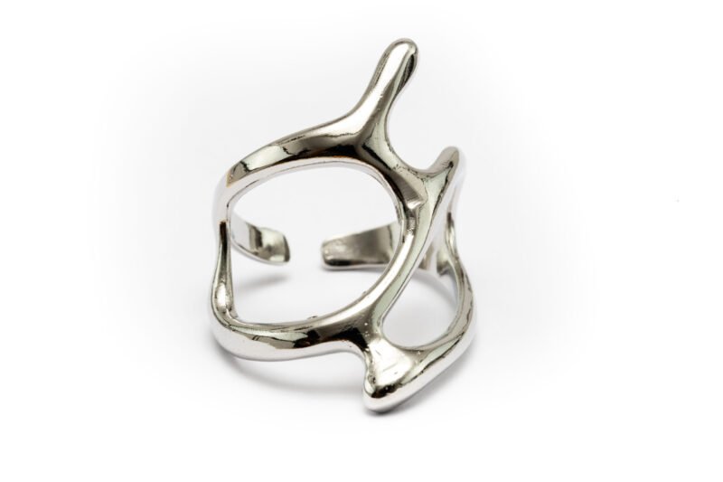 Bague Morphéa en argent sterling 925, au design organique et épuré, inspiré des formes naturelles. Un bijou élégant et contemporain, parfait pour un style minimaliste et raffiné.