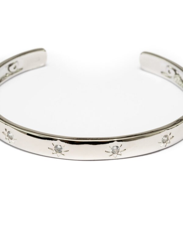 Bracelet Lune d’Argent en argent sterling 925, gravé de motifs étoilés délicats. Un bijou élégant et intemporel, idéal pour apporter une touche subtile de sophistication à votre tenue.