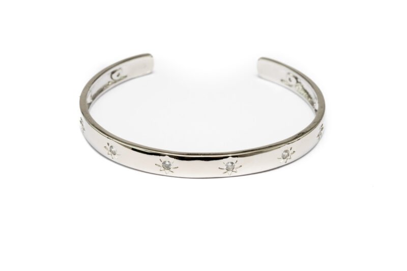 Bracelet Lune d’Argent en argent sterling 925, gravé de motifs étoilés délicats. Un bijou élégant et intemporel, idéal pour apporter une touche subtile de sophistication à votre tenue.